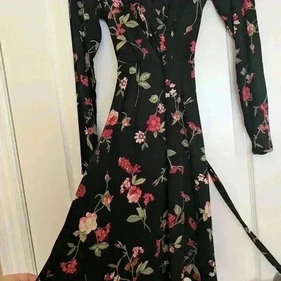 Reitmans size Xs dark  floral red flower wrap dress - Picture 5 of 9